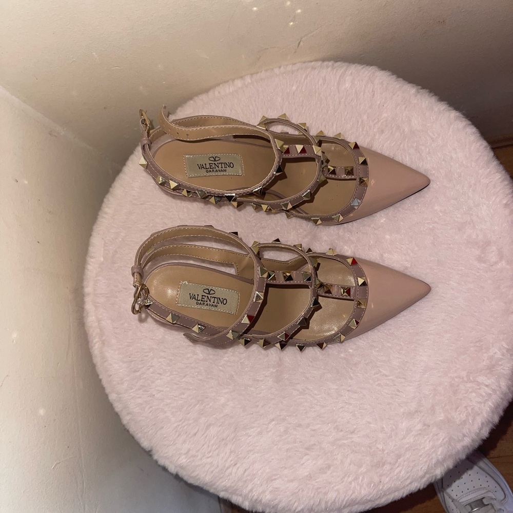 hello I'm selling these valentine shoes - Picture 4 of 4